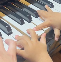 出張レッスン他、訪問演奏や伴奏など承ります！県市外の方もお気軽に問い合わせいただけます！